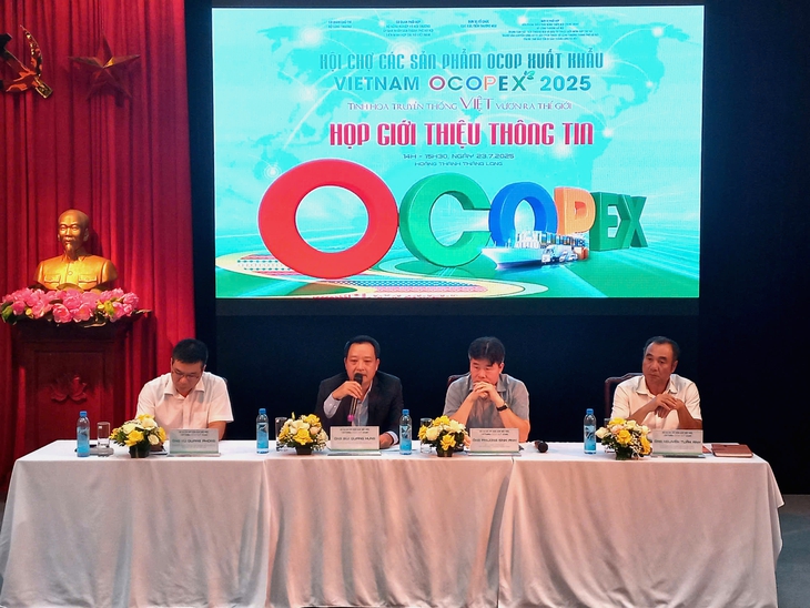 'Tranh thêu tơ sen bán 2 triệu lãi lắm rồi, chúng tôi động viên sao không nghĩ bán giá 20 triệu?' - Ảnh 1.