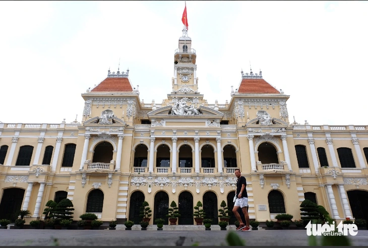 Từ 26-7, TP.HCM cấm nhiều loại xe đi vào đường Lê Thánh Tôn trước UBND TP.HCM - Ảnh 1.