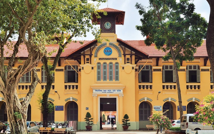 Trường đại học lấy điểm sàn 2025 thấp hơn điểm chuẩn năm 2024 đến 13 điểm - Ảnh 2.