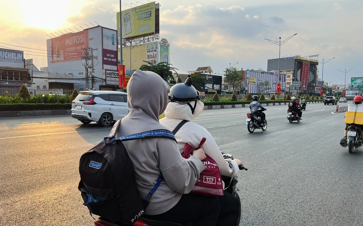 Nhận lương xong trả tiền trọ, điện nước còn đúng 320 ngàn, nghĩ rất lâu rồi bắt xe về quê với che mẹ - Ảnh 2.