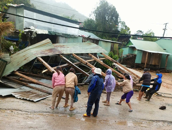 Mưa dông, lốc lớn khiến hàng loạt nhà dân ở các xã biên giới qua miền Trung tốc mái- Ảnh 3. dông lốc - Ảnh 2.