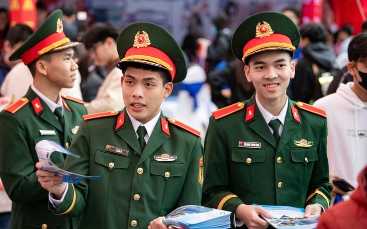 Học viện Ngân hàng công bố điểm sàn và độ lệch điểm 8 tổ hợp xét tuyển - Ảnh 2.