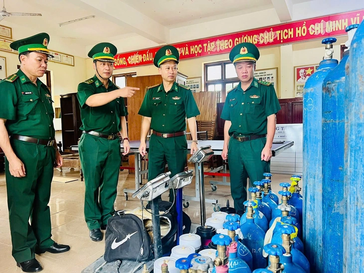 Đà Nẵng: Bắt giữ hai đối tượng vận chuyển 163 bình khí cười - Ảnh 1.