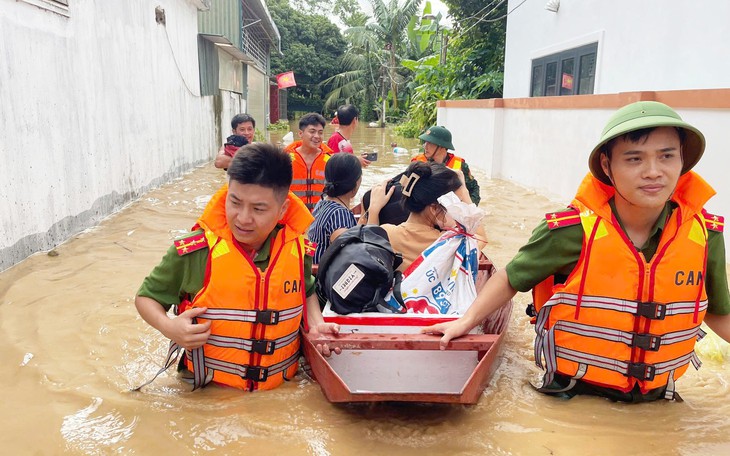 Phó Thủ tướng thăm bà con vùng lũ Nghệ An: 'Tính mạng con người là trên hết' - Ảnh 3.