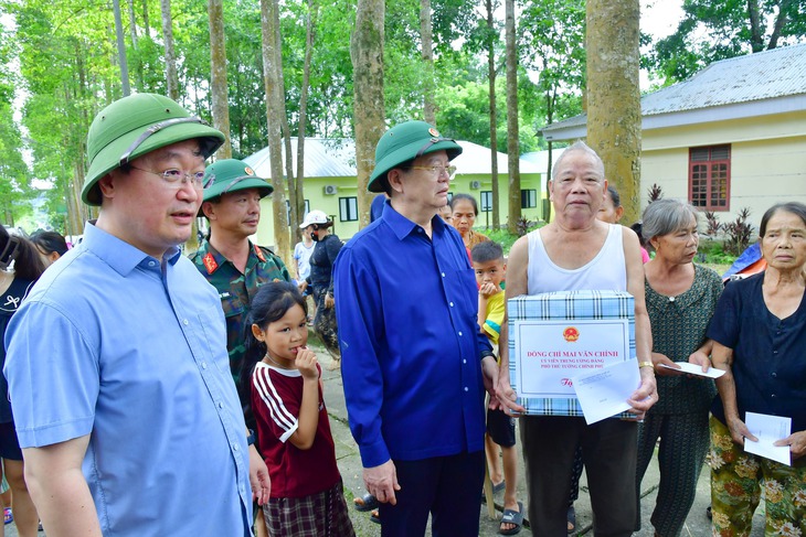 Phó thủ tướng Mai Văn Chính thăm bà con vùng lũ Nghệ An: 'Tính mạng con người là trên hết' - Ảnh 3.