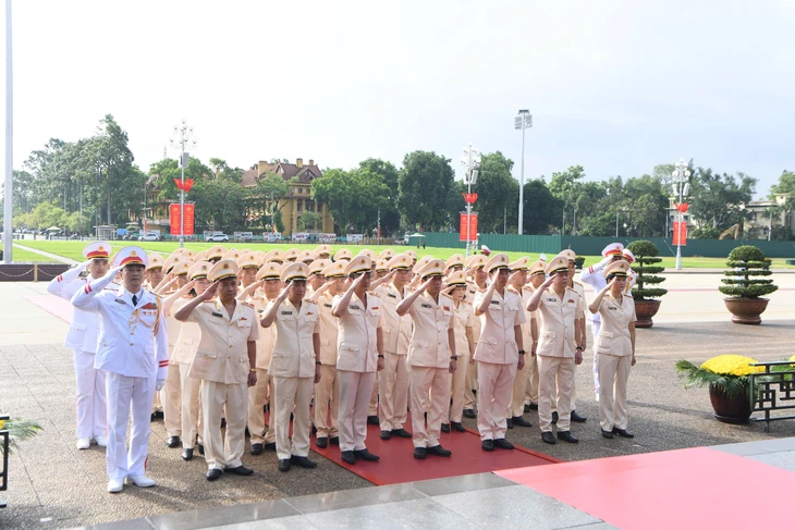 Lãnh đạo Đảng, Nhà nước tưởng niệm các anh hùng liệt sĩ, vào Lăng viếng Bác - Ảnh 6.