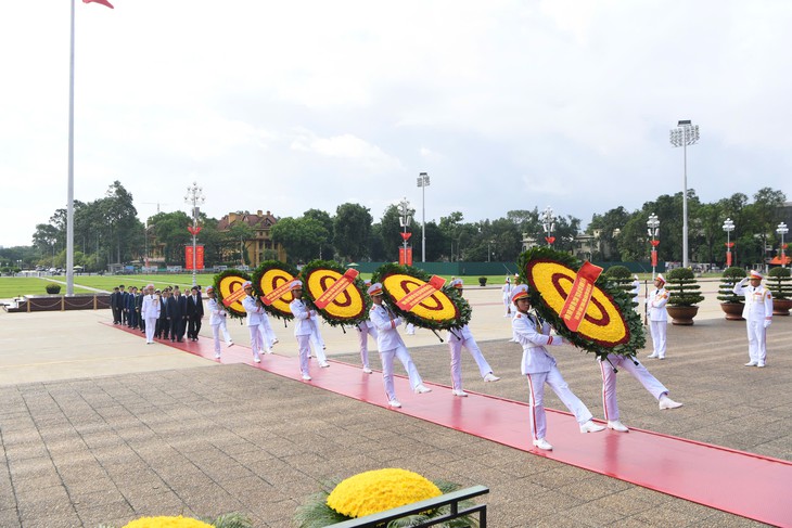 Lãnh đạo Đảng, Nhà nước tưởng niệm các anh hùng liệt sĩ, vào Lăng viếng Bác - Ảnh 2.