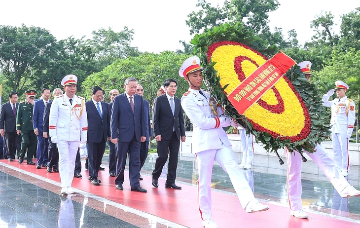 Lãnh đạo Đảng, Nhà nước tưởng niệm các anh hùng liệt sĩ, vào Lăng viếng Bác - Ảnh 3.
