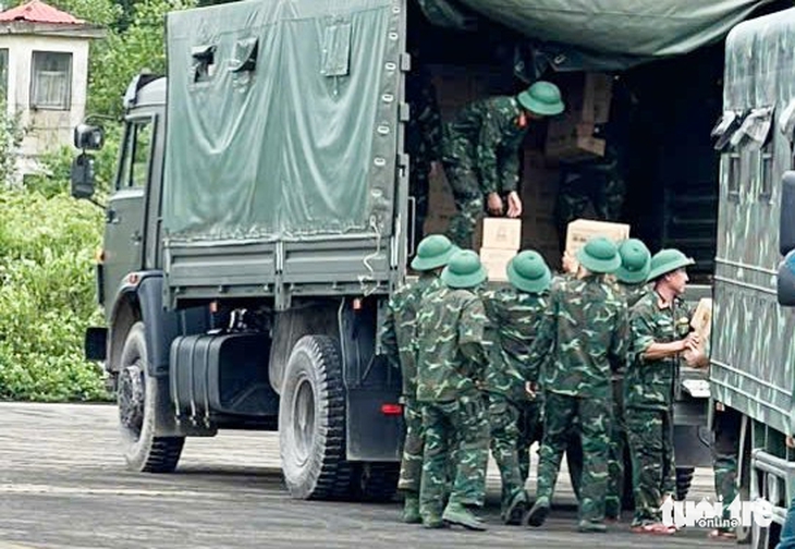 Bộ Quốc phòng huy động trực thăng mang hàng cứu trợ tới đồng bào vùng lũ Nghệ An - Ảnh 3.