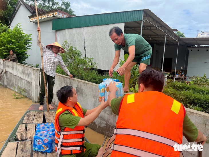 Bộ Quốc phòng huy động trực thăng mang hàng cứu trợ tới đồng bào vùng lũ Nghệ An - Ảnh 6.