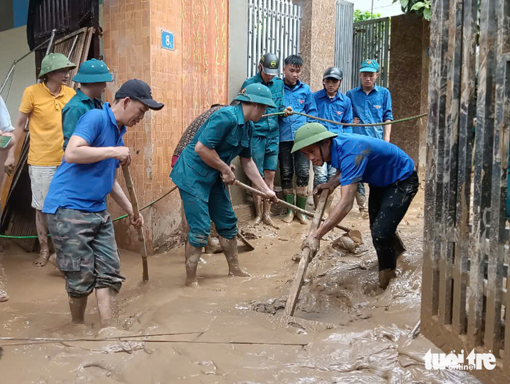 Phó thủ tướng Mai Văn Chính thăm bà con vùng lũ Nghệ An: 'Tính mạng con người là trên hết' - Ảnh 2.