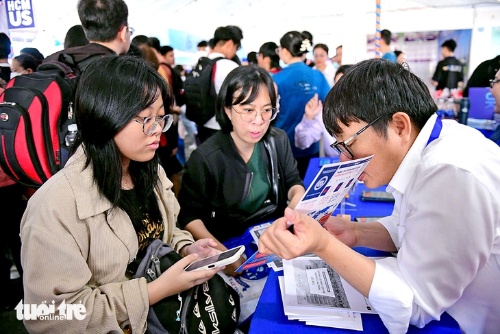 Trường đại học lên tiếng gỡ rối bách phân vị quy đổi điểm xét tuyển - Ảnh 1.