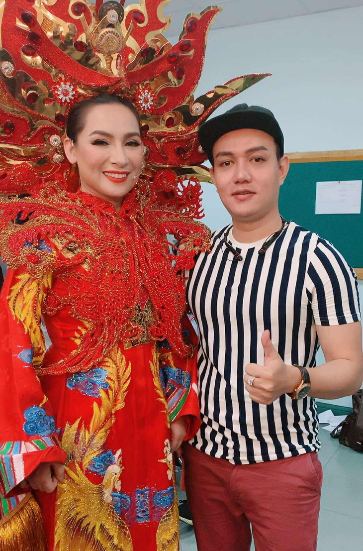 Ngắm áo dài của cố ca sĩ Phi Nhung tại Vietnam Heritage Áo dài Fest - Ảnh 1. áo dài - Ảnh 1.