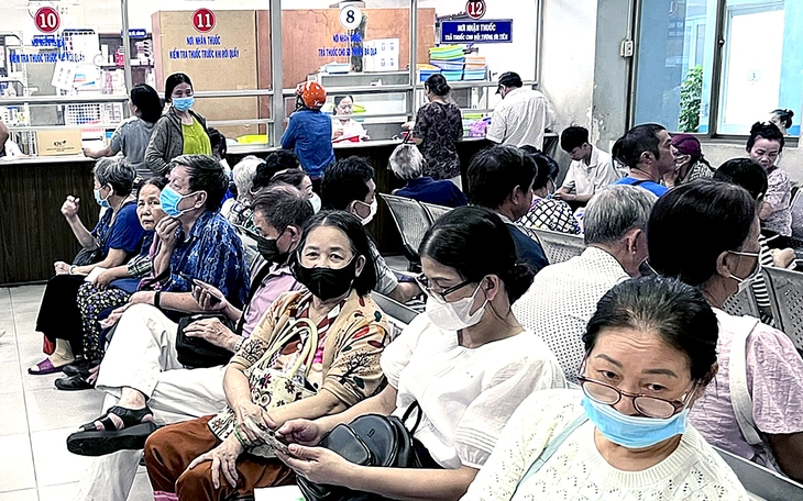 Chụp hình bệnh nhân khám bảo hiểm y tế: Nỗ lực chuyển đổi số hay gây phiền hà? - Ảnh 2.