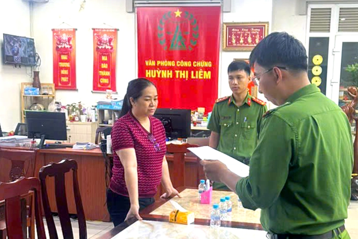 Bắt giam một công chứng viên ở Đồng Nai cấu kết lừa đảo hơn 16 tỉ đồng - Ảnh 1.