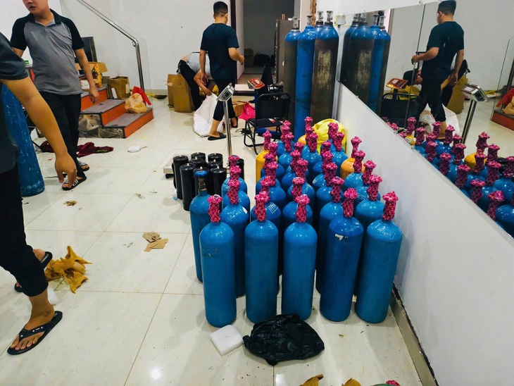 Đà Nẵng: Bắt giữ hai đối tượng vận chuyển 163 bình khí cười - Ảnh 2.
