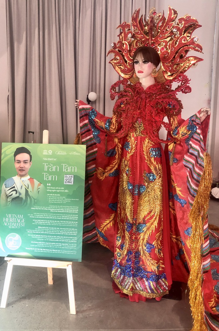 Ngắm áo dài của cố ca sĩ Phi Nhung tại Vietnam Heritage Áo dài Fest - Ảnh 2. áo dài - Ảnh 2.