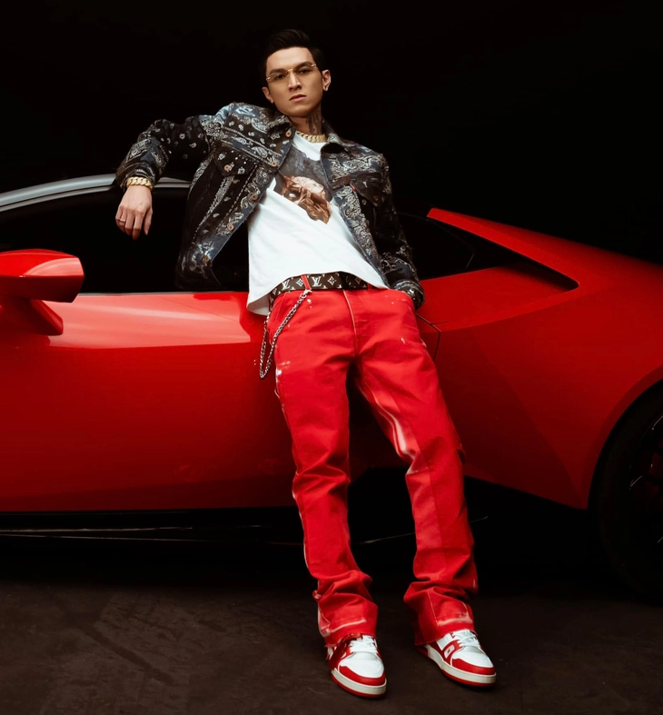 Rapper Bình Gold vừa bị cảnh sát ‘tuýt còi’, từng có nhiều MV khoe tiền, cổ xúy ăn chơi - Ảnh 2.