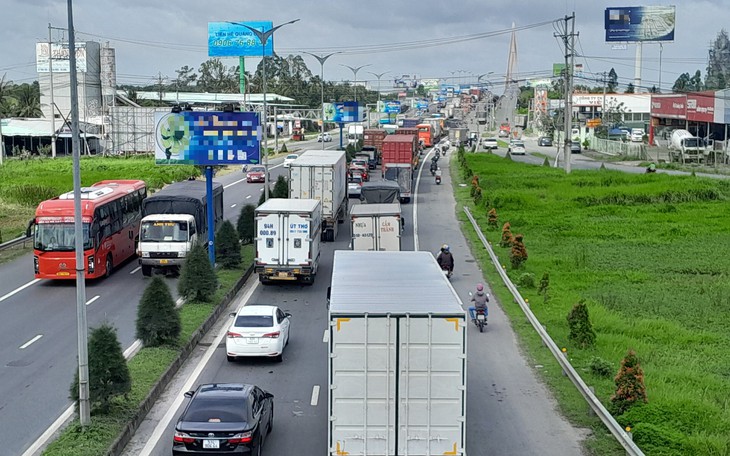 Cao tốc Mỹ Thuận - Cần Thơ tạm cấm xe ban đêm để lắp giá long môn và làm cầu vượt - Ảnh 2.