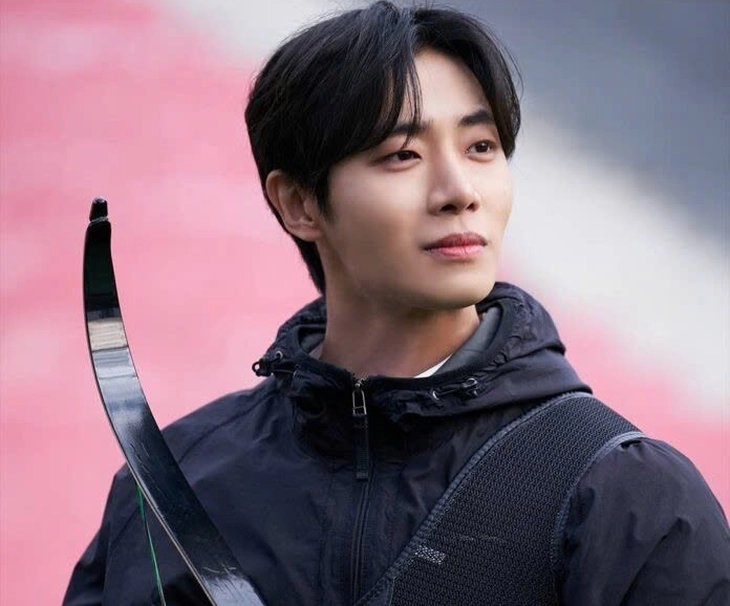 Choo Young Woo vượt mặt Lee Byung Hun, thắng tuyệt đối tại Rồng Xanh 2025 - Ảnh 2.