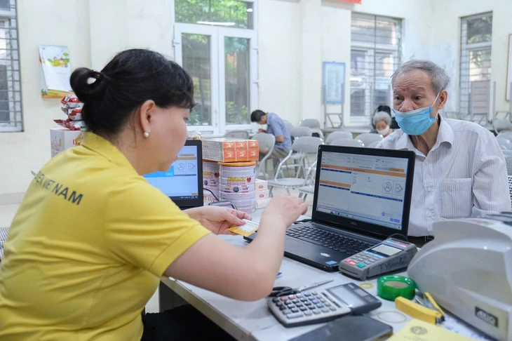 Tháng 8, người nhận lương hưu, trợ cấp bảo hiểm bằng tiền mặt sẽ được mở tài khoản ngân hàng - Ảnh 1.