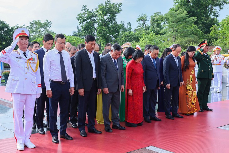 Lãnh đạo Đảng, Nhà nước tưởng niệm các anh hùng liệt sĩ, vào Lăng viếng Bác - Ảnh 7.