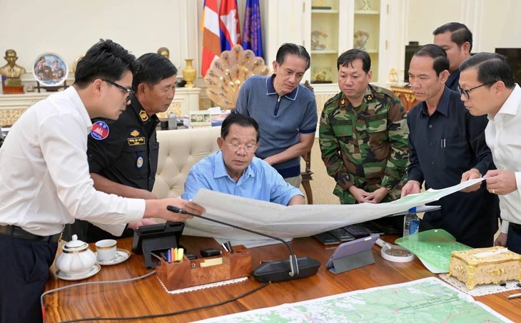 Ông Hun Sen bác tin đồn rời Campuchia sang Trung Quốc - Ảnh 1. Ông Hun Sen bác tin rời Campuchia đến Trung Quốc, nói đang tham gia chỉ huy quân đội - Ảnh 1.