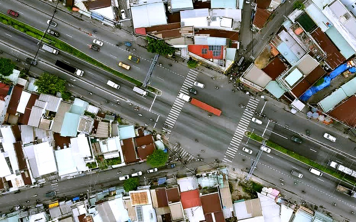 Thi công cầu vượt ngã tư Đình, CSGT TP.HCM hướng dẫn người dân đi theo lộ trình mới  - Ảnh 2.