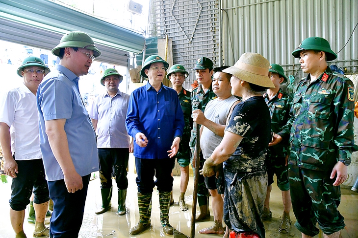 Phó thủ tướng Mai Văn Chính thăm bà con vùng lũ Nghệ An: 'Tính mạng con người là trên hết' - Ảnh 1.