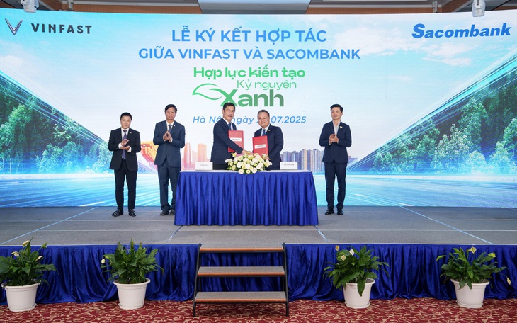 VinFast bắt tay 12 ngân hàng hỗ trợ người dân Hà Nội chuyển sang xe điện - Ảnh 2.