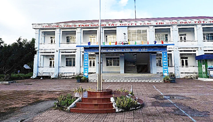 Làm đồ dùng cho trường, hiệu trưởng vướng vòng lao lý - Ảnh 2. vòng lao lý - Ảnh 2.