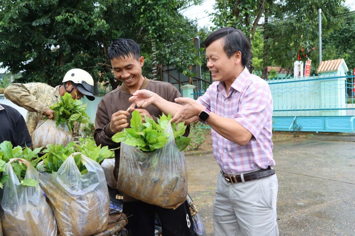 Xã Tu Mơ Rông 'từ chối hoa, nhận mầm xanh', người dân nhận niềm vui ngày đại hội - Ảnh 1.