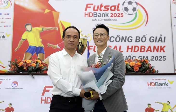 Ca sĩ Hoàng Bách có hành động đặc biệt với futsal Việt Nam - Ảnh 1.