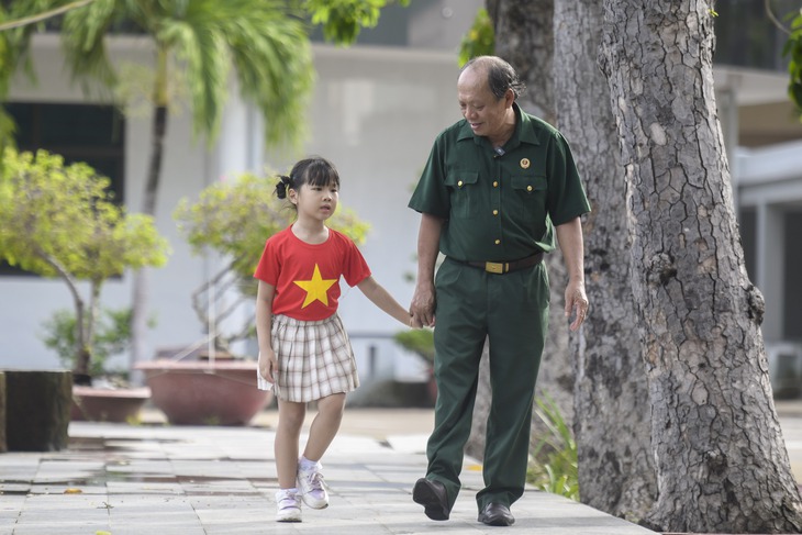 Những bức tranh tri ân từ Vinamilk: Khi lòng biết ơn được vẽ thành hình - Ảnh 1.