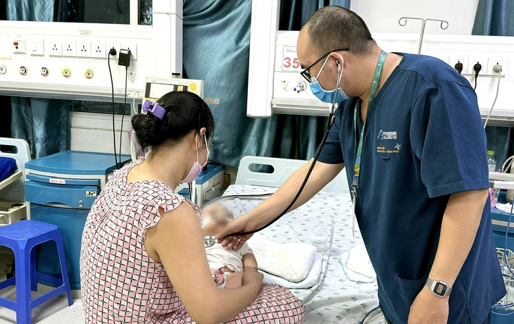 Tăng phụ cấp cho y bác sĩ: Cần làm nhanh - Ảnh 1.