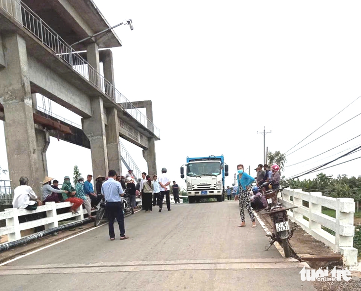 Vụ chặn xe bãi rác An Hiệp vì gây ô nhiễm môi trường: Tạm dừng thu gom rác thải vào bãi rác - Ảnh 3.