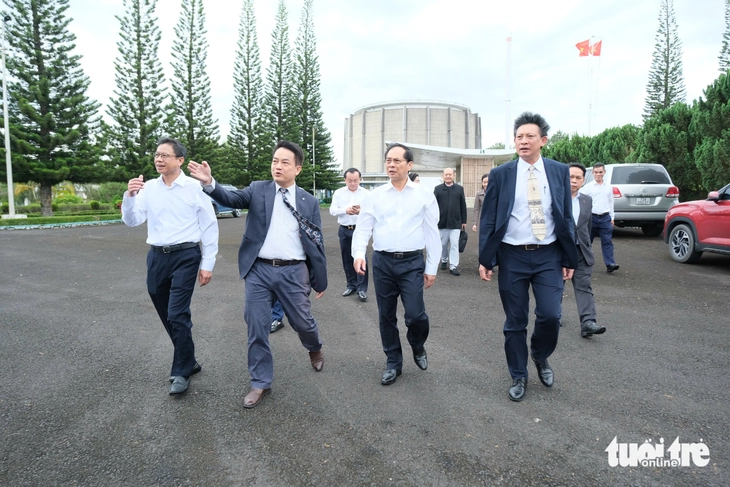Phó thủ tướng Bùi Thanh Sơn yêu cầu Viện Nghiên cứu hạt nhân Đà Lạt chuẩn bị kỹ cho các dự án lớn- Ảnh 1. Phó thủ tướng Bùi Thanh Sơn yêu cầu Viện Nghiên cứu hạt nhân Đà Lạt chuẩn bị kỹ cho các dự án lớn - Ảnh 1.