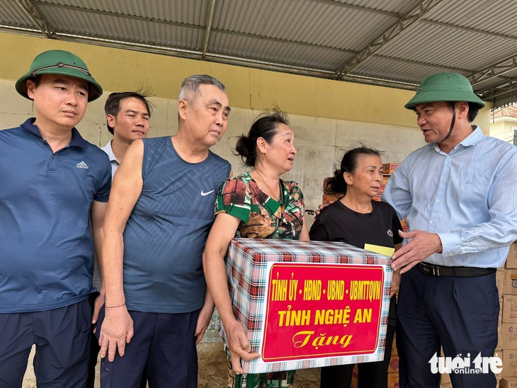 Bà con thiệt hại ở vùng lũ Nghệ An cần gì lúc này? - Ảnh 2.