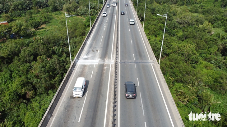 Xe chạy 'trơn tru' trên cao tốc TP.HCM - Long Thành - Dầu Giây sau 10 ngày sửa chữa khe co giãn - Ảnh 2.