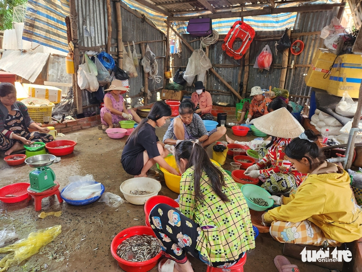 Nước phù sa đỏ quạch trên các sông, 'đặc sản' mùa lũ miền Tây đã về - Ảnh 6.