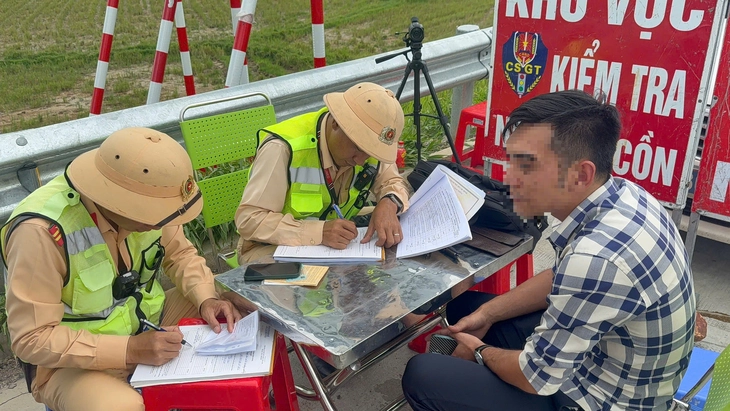 Bị phạt vì để tài xế sử dụng bằng lái B2 điều khiển xe khách trên cao tốc - Ảnh 1.