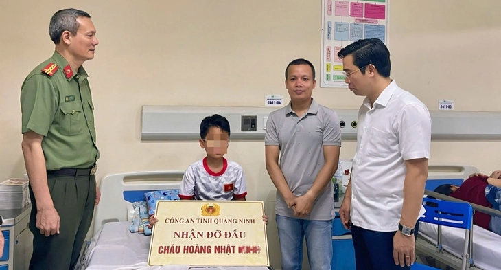 Công an nhận đỡ đầu cháu bé 10 tuổi sống sót trong vụ lật tàu Vịnh Xanh QN-7105 - Ảnh 1.