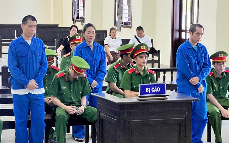 Nhận sổ đỏ của khách làm thủ tục nhưng 'biến' thành hồ sơ giả đem đi lừa đảo, 5 người lãnh 92 năm tù - Ảnh 2.