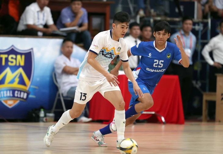Ca sĩ Hoàng Bách có hành động đặc biệt với futsal Việt Nam - Ảnh 2.