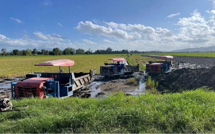 Bắt 7 ghe vận chuyển 300m3 đất mặt không hóa đơn chứng từ - Ảnh 3.