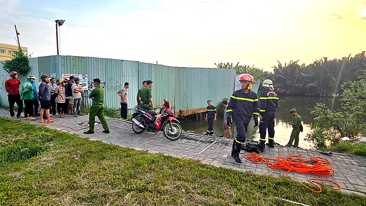 Đã tìm được thi thể tài xế GrabBike trượt chân xuống kênh bị nước cuốn vào cống - Ảnh 1.