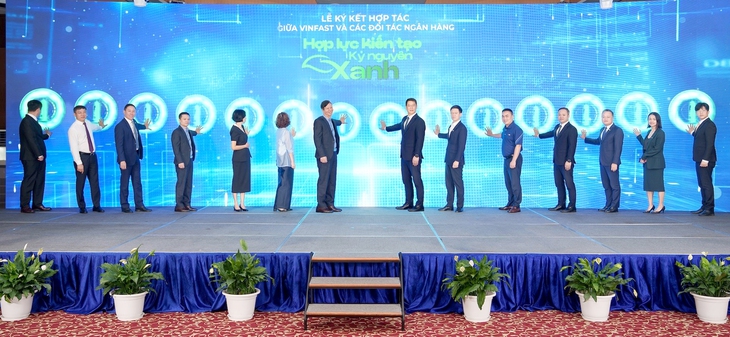 VinFast bắt tay 12 ngân hàng hỗ trợ người dân Hà Nội chuyển sang xe điện - Ảnh 1. VinFast - Ảnh 1.
