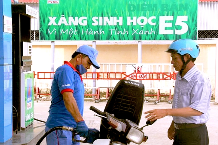 Xăng E10 thay xăng khoáng, ông lớn chiếm 50% thị phần thí điểm tại TP.HCM từ 1-8 - Ảnh 1.
