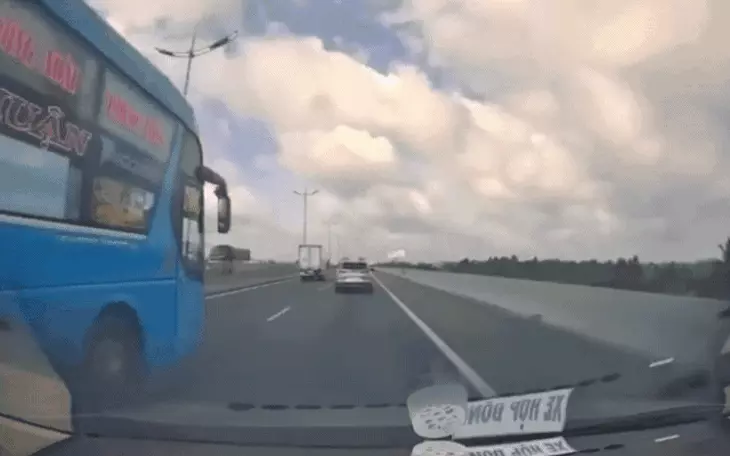 Người đàn ông nghi say rượu bất ngờ giật tay lái của tài xế để lao ra khỏi xe trên cao tốc - Ảnh 4.