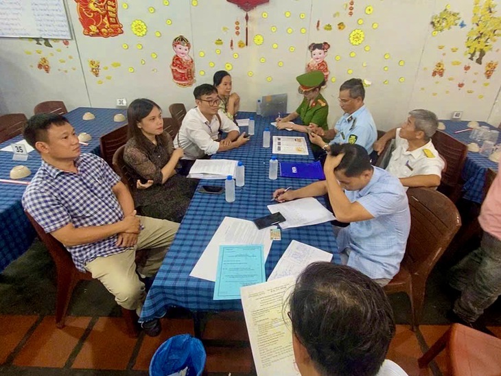 Kiểm tra, xử lý quán hải sản 'ăn theo' thương hiệu nổi tiếng tại Nha Trang - Ảnh 1.